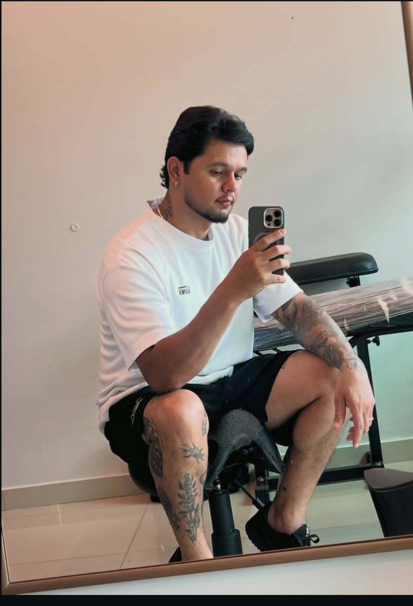 Shalon, tatuador fine line em Boa Vista RR, em seu estúdio