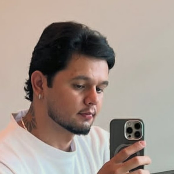 Retrato de Shalon, tatuador fine line